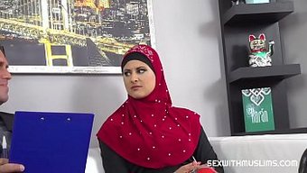 Avukat Müslüman Kızın Amının Darlığından Memnun