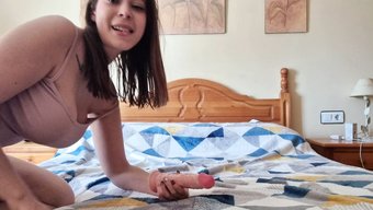 Kendini Tatmin Eden Genç Kızın Etek Altı Görünümü