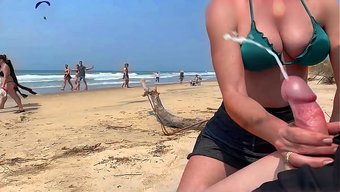 Ateşli Milf, Kamusal Alanda Aletimi Okşayıp Beni Boşalttı.
