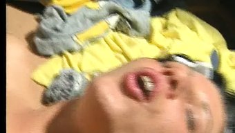 Bu Acımasız Videoda Sıcak Bir Esmerin Baştan Çıkarılıp Sikişini Izleyin