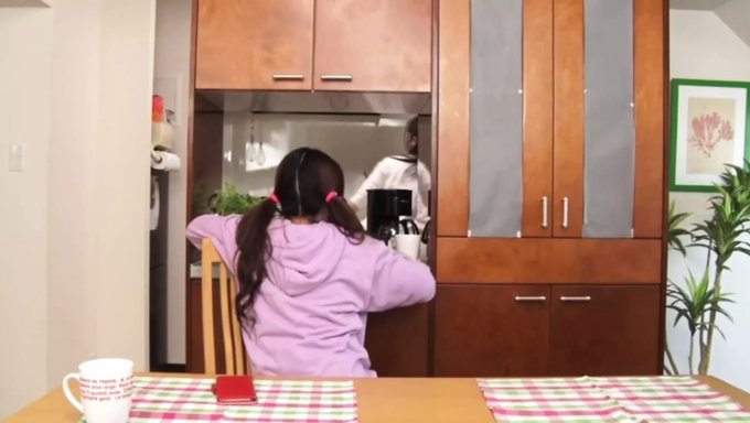 Olgun Asyalı Kız Kardeşler Creampie Üçlüsüne Dalıyorlar