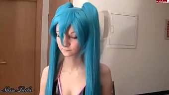 Miku Hataune Cosplay Bu Hentai Porno Videosunda Sert Bir Şekilde Beceriliyor