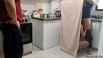 Bir Üvey Anne, Kocası Izlerken Büyük Poposunu Siktiriyor.
