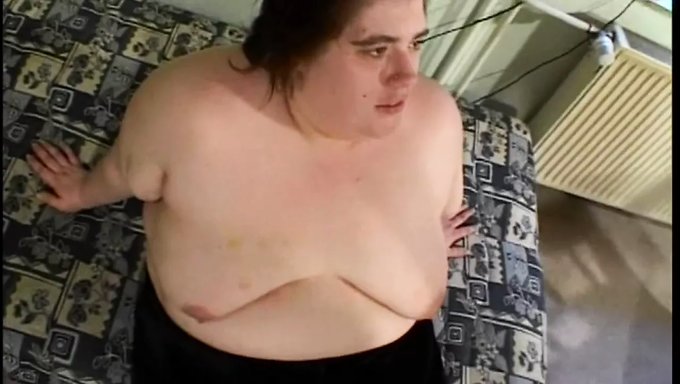 Klasik Porno Yıldızının Büyük Doğal Göğüsleri Ve Poposu