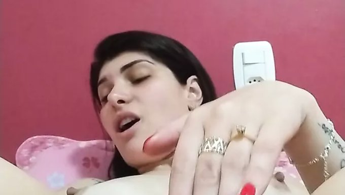 Esmer Bebek Oyuncak Kullanarak Klitorisini Ve Amını Uyarıyor