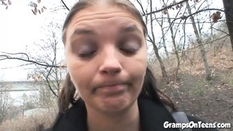 Esmer Genç, Yaşlı Bir Adamla Cowgirl Pozisyonunda Başa Çıkıyor
