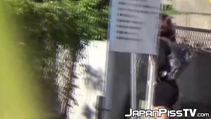 Japon Gençler Gizli Çiş Kaçamaklarına Dalıyor
