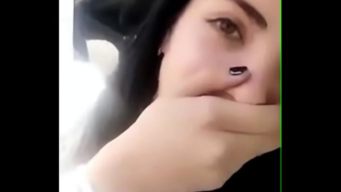 Kız, Yağmurlu Bir Günde Yakalanmış.