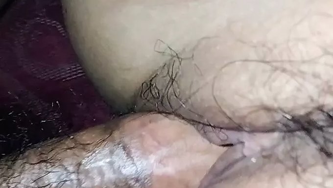Biseksüel Asyalı Arkadan Beceriliyor Ve Sıvı Fışkırtıyor