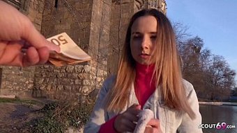 Alman Izci, Sevimli Mona'Yı Kot Pantolonla Bulur Ve Onu Büyük Yarrağıyla Baştan Çıkarır