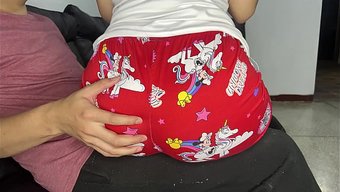 Üvey Baba, Masum Üvey Kızıyla Yemekten Hoşlanıyor Ve Onun Kıçına Bakmaktan Kendini Alamıyor