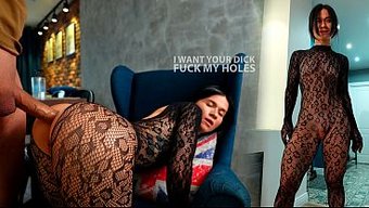 Topuklu Milf, Kremalı Yuvarlak Götünü Göstermek Için Eğiliyor.