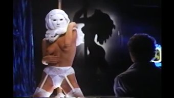 Bağlanmış Adam, Yetenekli Bir Amerikalı Dansçıdan Striptiz Ve Boğma Zevki Alıyor