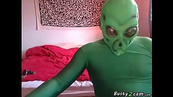 Amatör Çiftin Büyük Kahverengi Göğüsleri Ve Büyük Poposuyla Webcam Seks