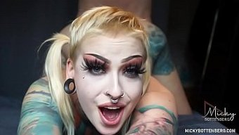Micky Bottenberg'In Bu Pov Videosunda Büyük Bir Yarak Tarafından Dövmelerinin Gerilmesini Izleyin
