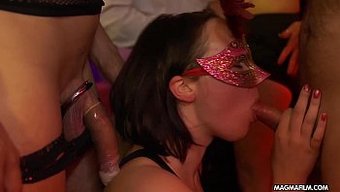 Kahverengi Yaraklı Olgun Swinger Partisi Ve Grup Seks
