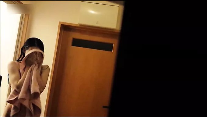 Banyo Sonrası Incecik Komşuma Gizlice Bir Bakış