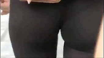 Tayt Ve Külot Çizgileri Giyen Siyah Bir Kızın Samimi Ayak Fetişi Videosu