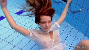 Çek Genç Anna Tatu, Havuz Başında Bikinisiyle Sıkı Vücudunu Sergiliyor