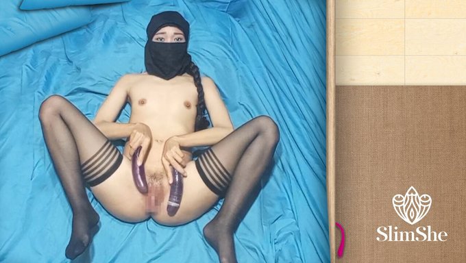 Arap Çift Oyuncaklar Ve Parmaklarla Anal Oyunun Tadını Çıkarıyor