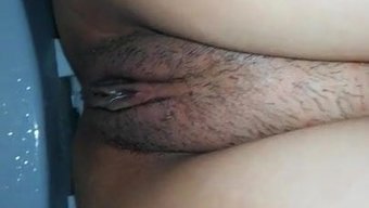 Vietnamlı Bir Fahişenin Videoda Işemesini Izleyin