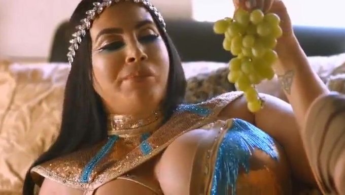 Milf'In Büyük Göğüsleri, Iç Çamaşırıyla Mastürbasyon Yaparken Sallanıyor