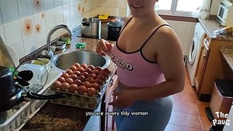 Latin Milf, Sıkı Amını Büyük Bir Yarrağın Gerilmesine Alıyor