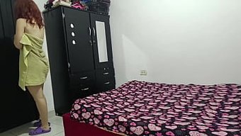 Minyon Esmerle Yoga Yaparak Ve Traşlı Amını Göstererek Irklararası Casting