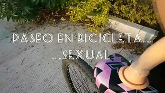 En Iyi Sergicilik: Bikini Giymiş Bebek, Bisiklet Üzerinde Seks Oyuncağını Sürüyor