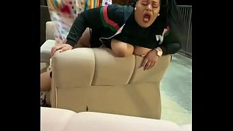 Penis Seven Palyaço Sert Bir Performans Sergiliyor
