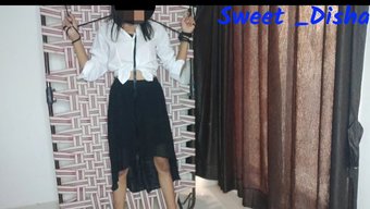 Hintli Genç Disha Bhabhi, Sınıf Arkadaşıyla Iç Çamaşırı Ve Çoraplarla Sertleşiyor
