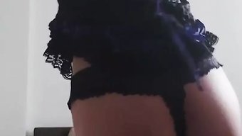 Iç Çamaşırı Giyen Genç Kız, Duygusal Bir Striptiz Yapıyor