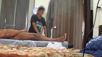 Bir Spa Kızı, Siyah Bir Adamın Küçük Ama Sert Penisine Şaşırıyor