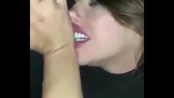 Otobüste Dost Canlısı Kızların Oral Seks Yaptığı Sıcak Sahneler.
