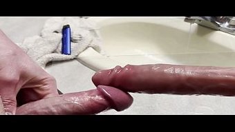 Hetero Oğlan Bu Ateşli Videoda Ilk Kez Dildo Ile Anal Deneyim Yaşıyor.