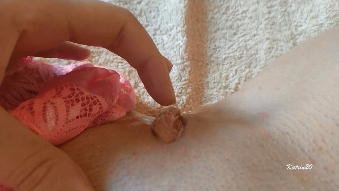 Sıkı Amcığı Ve Su Oyunuyla Aşırı Lezbiyen Orgazmı