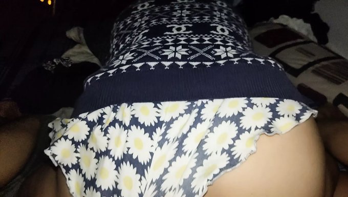 Olgun Üvey Kız Kardeş, Soğuk Vücudunu Isıtmak Için Sert Bir Yarrağa Sahip