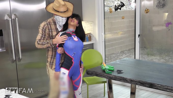 Mutfak Yarrağı - Asyalı Üvey Kız Kardeş, Üveyn Kardeşinden Sert Bir Creampie Alıyor