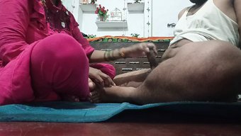 Genç 18 Yaşındaki Bir Kız, Büyük Bir Yarak Tarafından Sıkı Amını Genişletiyor
