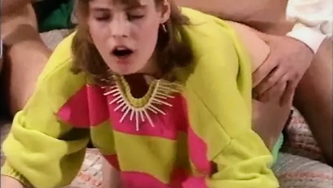 Klasik Vintage Videoda Büyük Doğal Göğüsler Ve Boşalma Yutma