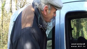 Fransız Esmer, Papy Voyeur Ile Sıcak Bir Üçlüde Yaramazlık Yapıyor