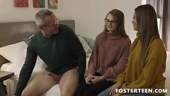 Koruyucu Ailemle Büyük Doğal Göğüsler Ve Sert Grup Seks