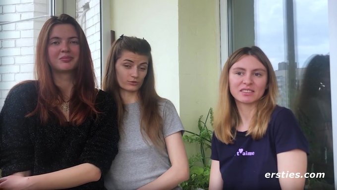Üç Güzel Hatunla Ilk Kez Cinsel Deneyim Ve Birbirlerini Yeme.
