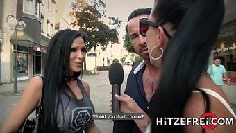 Göğüslü Alman Milf, Genç Bir Adamla Açık Havada Anal Seksin Tadını Çıkarıyor