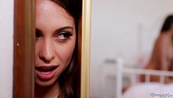 Goldie Ve Mercedes Carrera, Bu Ateşli Videoda Lezbiyen Becerilerini Sergiliyorlar