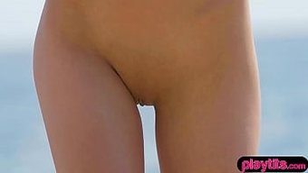 Minyon Göğüsleri Ve Sıkı Derileri Olan Çarpıcı Genç Modellerin Duygusal Koleksiyonu