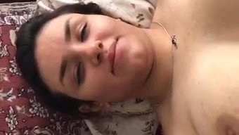 Doğal Göğüsler Ve Büyük Göğüsler Hareket Halinde