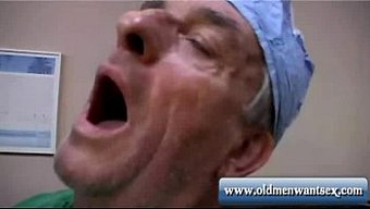 Yaşlı Bir Doktor, Genç Yetişkin Hastasıyla Samimi Bir Buluşmaya Giriyor