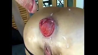 Tuhaf Milf Anneler, Azgın Kızlar Tarafından Götleri Delik Deşik Ediliyor.