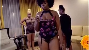 Seksi Siyah Porno Yıldızı Vegas'Ta Beyaz Bir Adama Oral Zevk Veriyor Ve Sikişiyor Bölüm 2